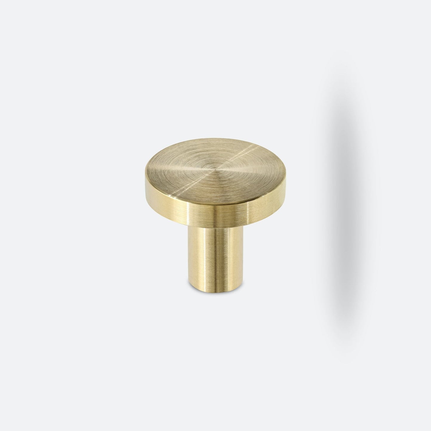 Bouton laiton sur meuble, finition or évolutive