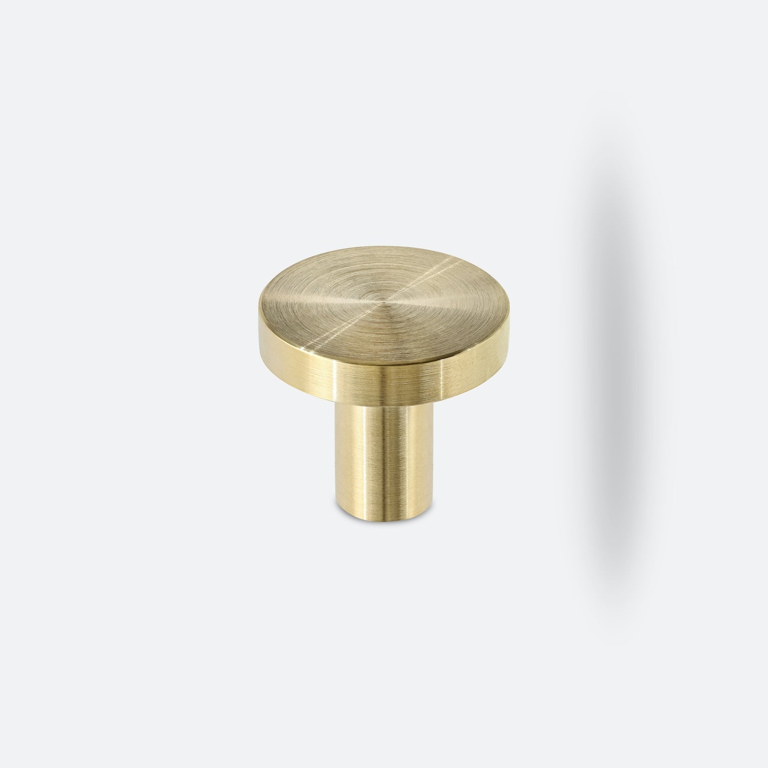 Bouton laiton sur meuble, finition or évolutive