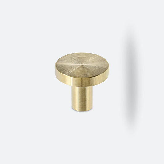 Bouton laiton sur meuble, finition or évolutive