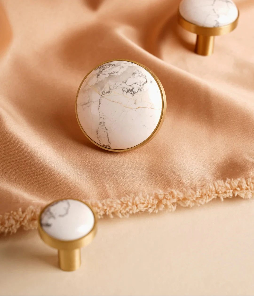 Bouton de meuble en laiton avec pierre blanche vue de face