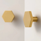 Bouton de meuble hexagonal en laiton installé sur un tiroir