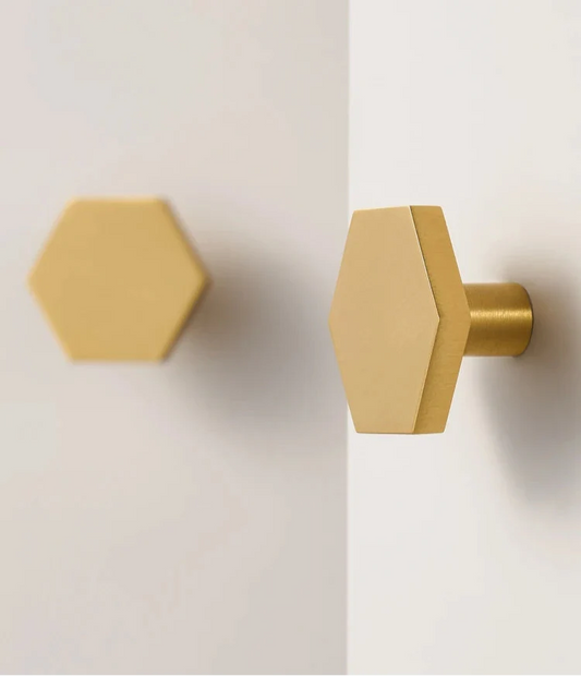 Bouton de meuble hexagonal en laiton installé sur un tiroir