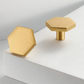 Bouton hexagonal en laiton sur fond blanc