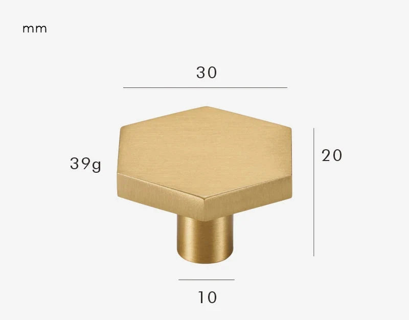 Vue rapprochée d'un bouton de meuble en laiton brossé