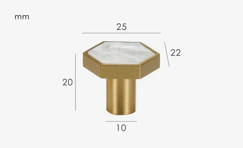 Gros plan sur la texture marbrée du bouton de meuble