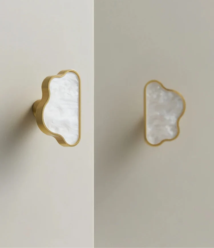 Gros plan sur un bouton de meuble nuage blanc élégant