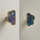 Vue rapprochée d'un bouton de meuble nuage multicolore
