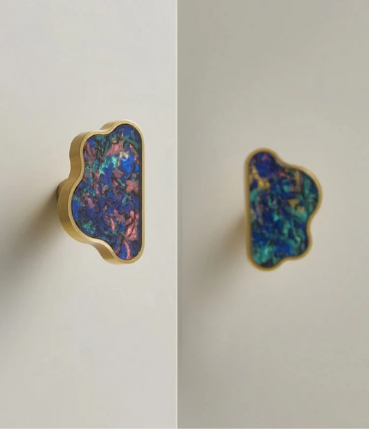 Vue rapprochée d'un bouton de meuble nuage multicolore