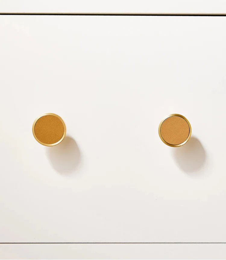 Vue rapprochée d'un bouton en laiton et cuir