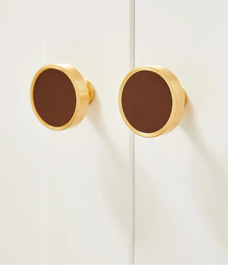 Bouton de meuble or brossé monté sur tiroir