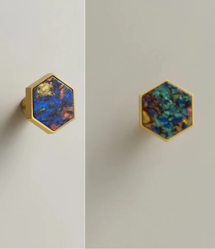 Bouton hexagonal en laiton avec motifs blancs et roses