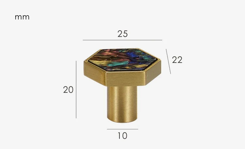 Vue rapprochée d'un bouton de meuble en laiton coloré