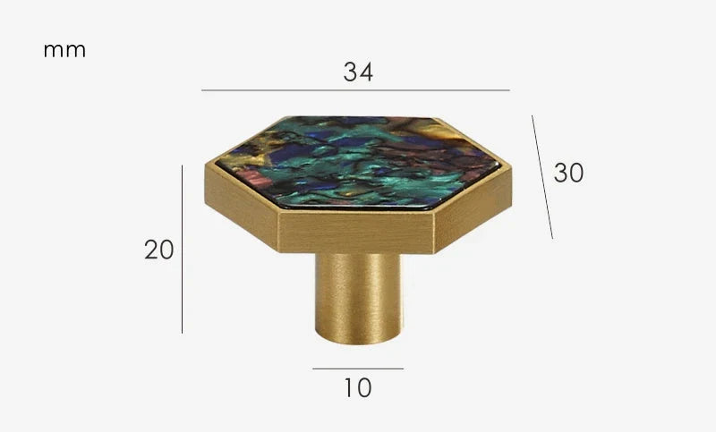 Détail d'un bouton de meuble en laiton, style unique