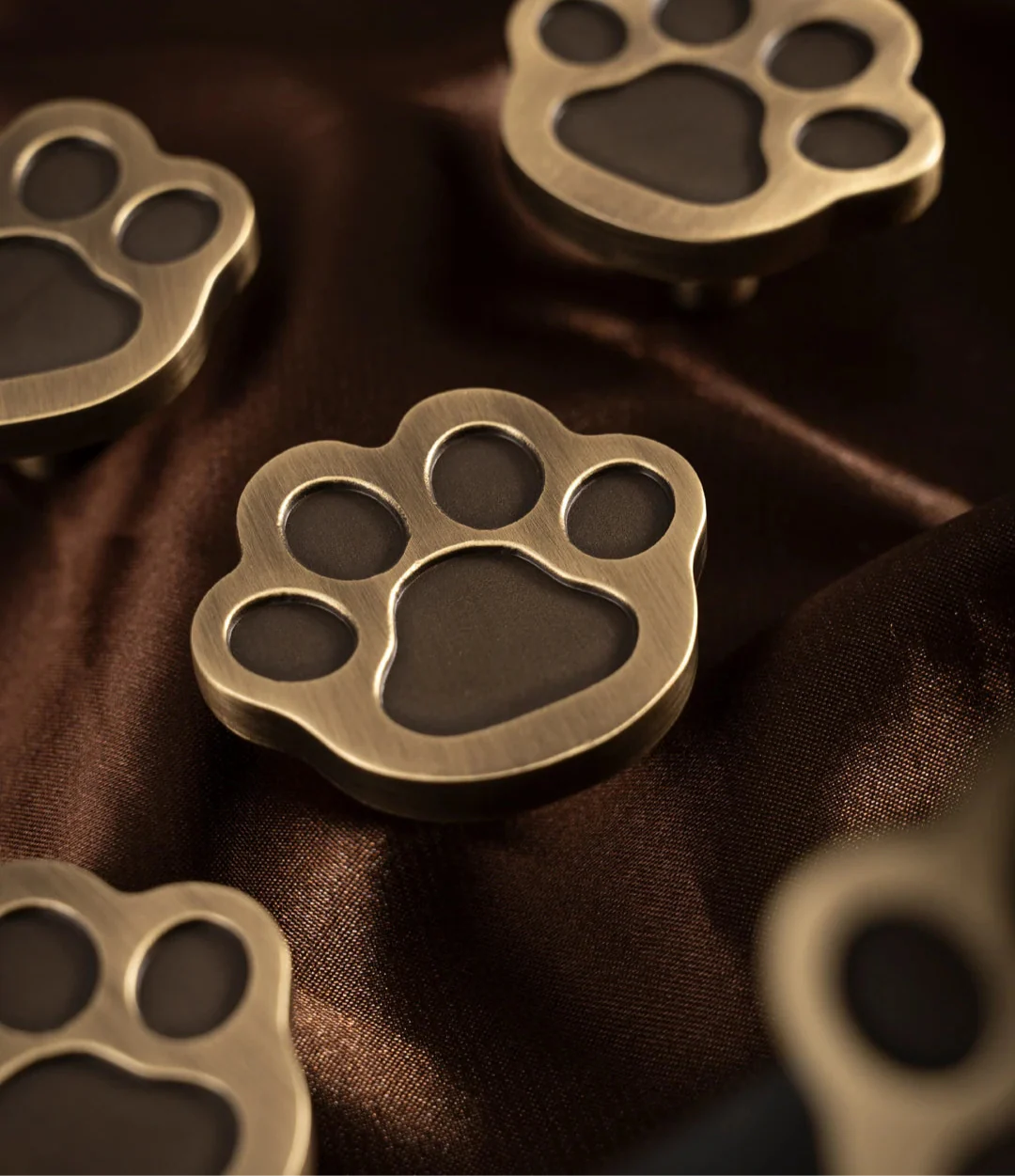 Vue rapprochée d'un bouton patte pour meuble, finition élégante