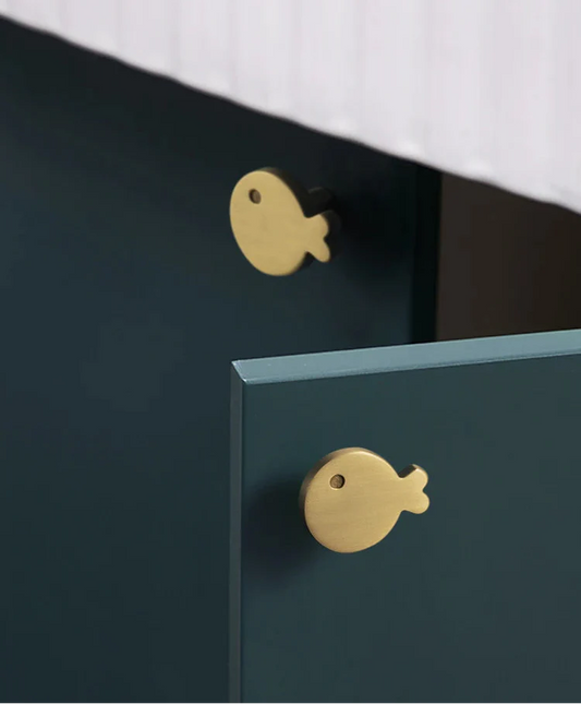 Détail du bouton poisson en laiton, finition or brossé