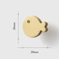 Bouton poisson or brossé, monté sur un tiroir en bois