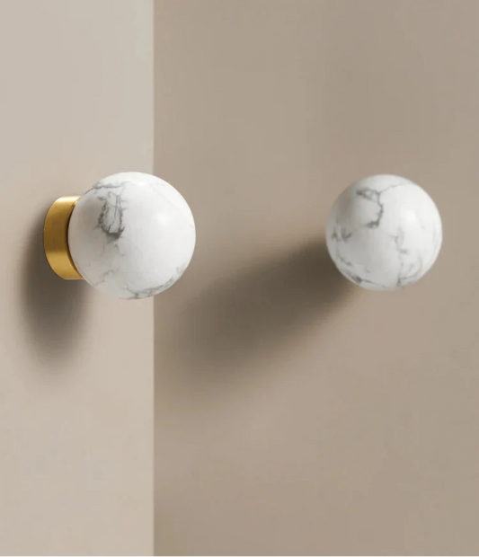 Vue rapprochée d'un bouton de meuble effet marbre