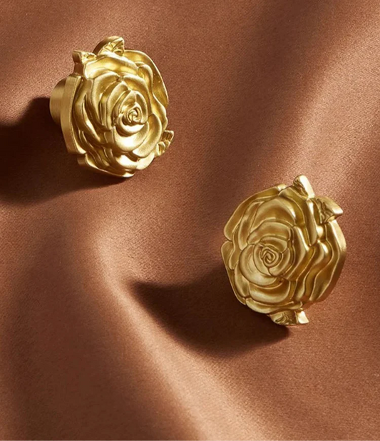 Bouton de meuble raffiné en laiton doré, vue de côté