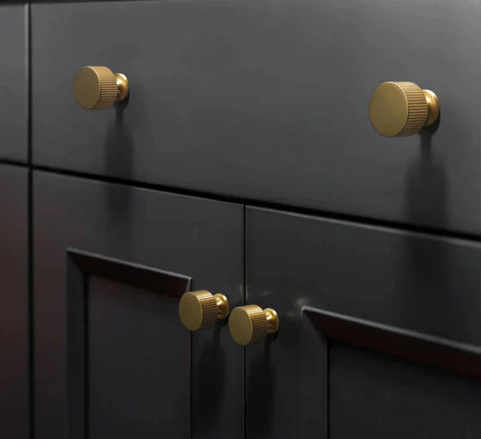 Bouton en laiton moderne sur surface en bois