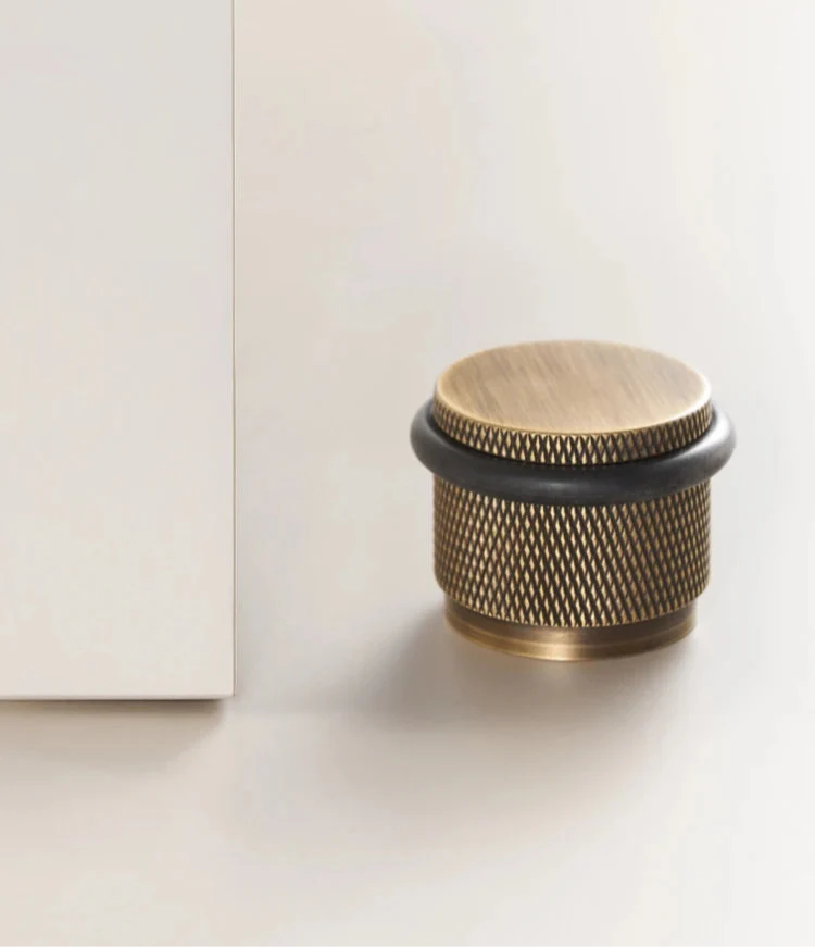 Vue rapprochée d'un butoir de porte bronze élégant