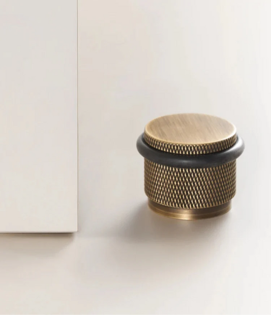 Vue rapprochée d'un butoir de porte bronze élégant