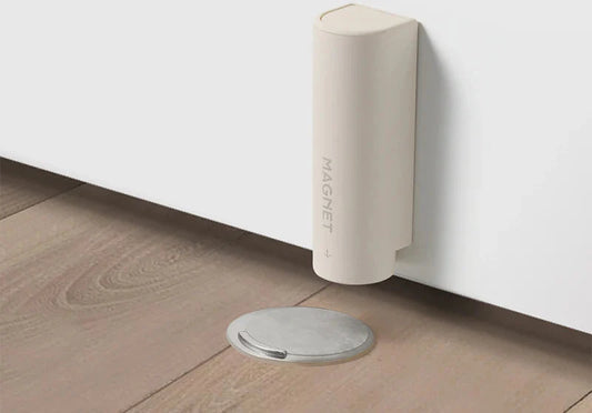 Butoir magnétique blanc installé sur une porte intérieure