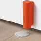 Vue rapprochée d'un butoir de porte magnétique orange moderne