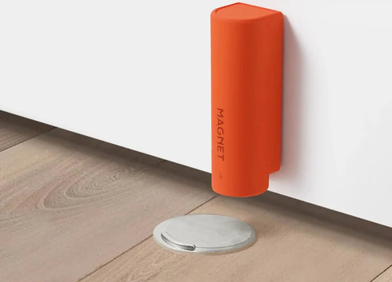 Vue rapprochée d'un butoir de porte magnétique orange moderne
