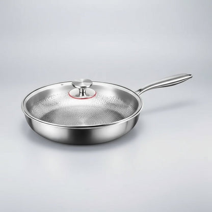 Vue latérale de la poêle en titane sur une table