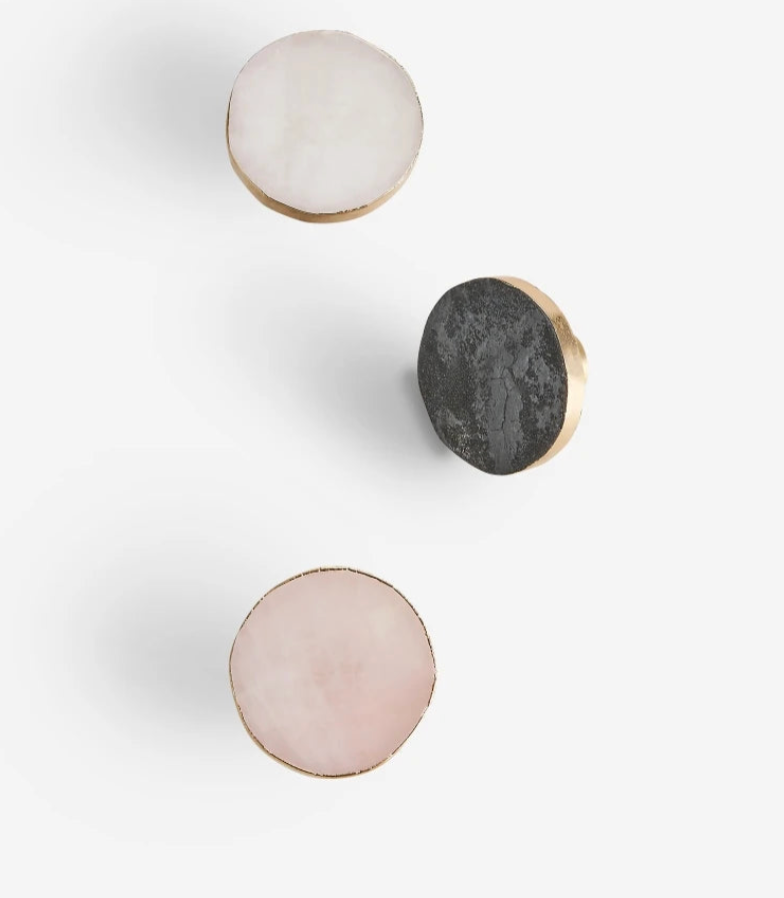 Gros plan sur la texture granit violette de la poignée