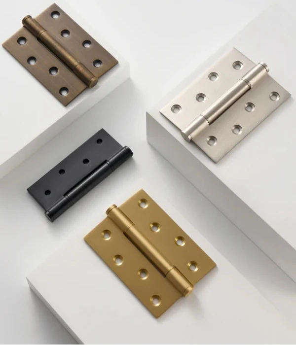 Charnière rectangulaire en laiton vue de face sur fond blanc