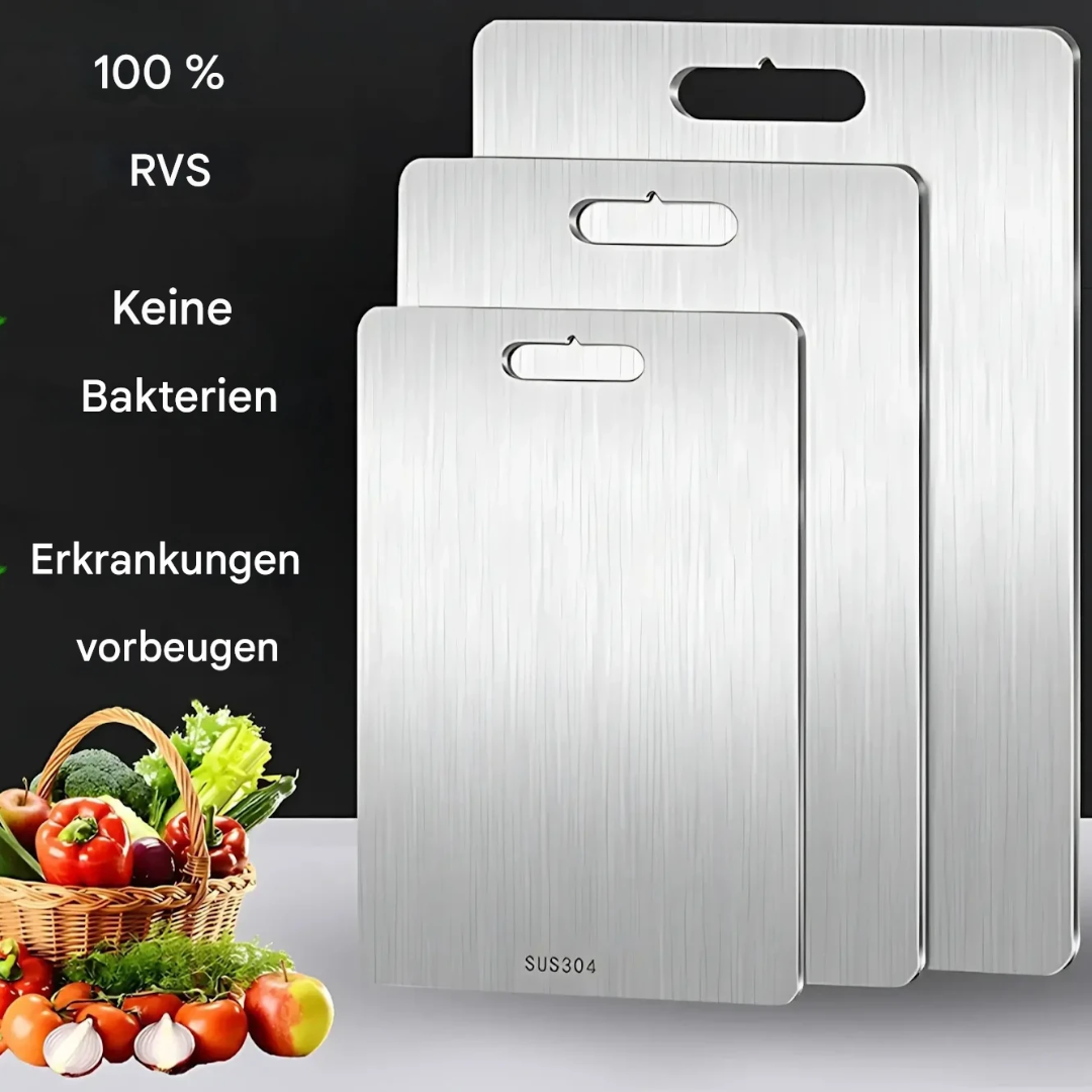 Planche en acier inoxydable sur fond blanc, vue rapprochée