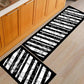Motif géométrique vibrant sur tapis, idéal pour salle de bain