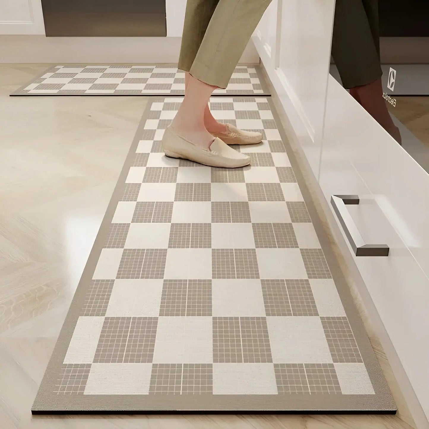 Tapis de cuisine avec motif floral, posé sur un sol en bois
