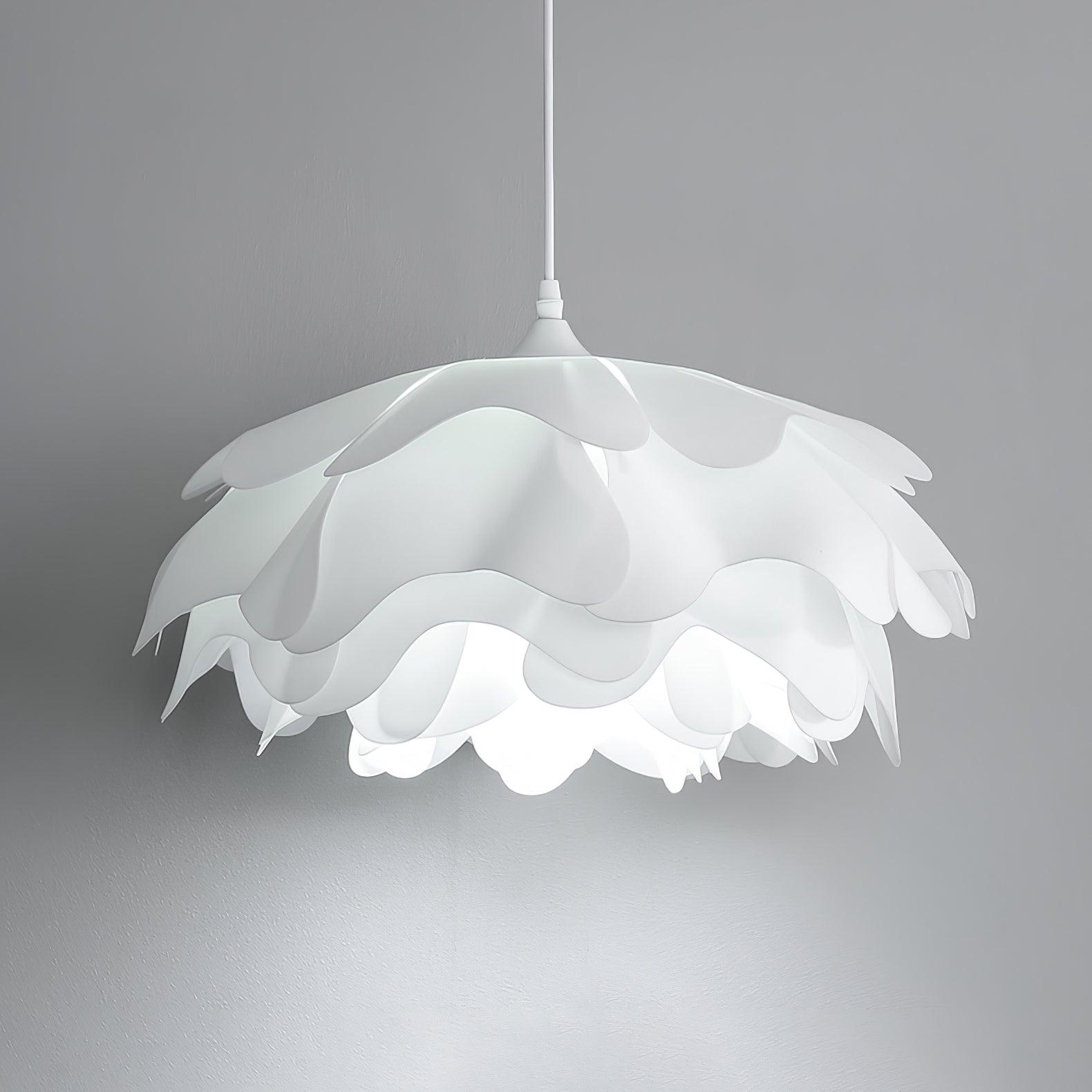 Lustre floral suspendu dans une cuisine moderne et lumineuse