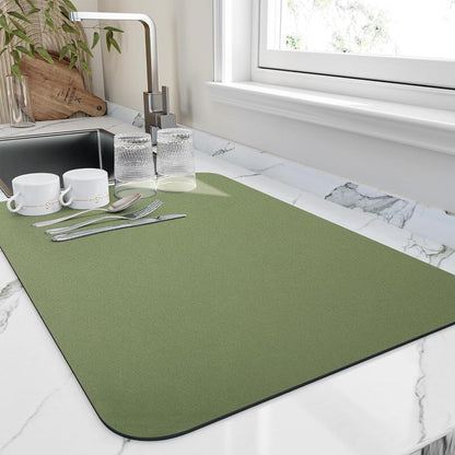 Tapis de séchage vert en terre de diatomée sur fond blanc