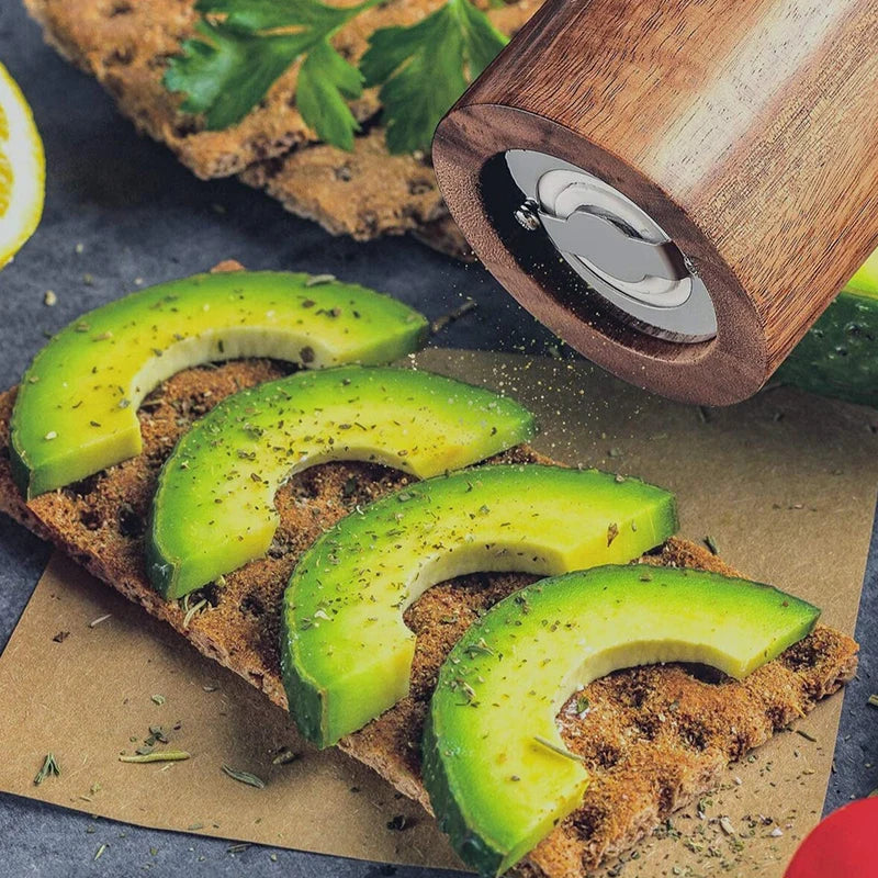 Moulin à herbes sur une table de cuisine moderne