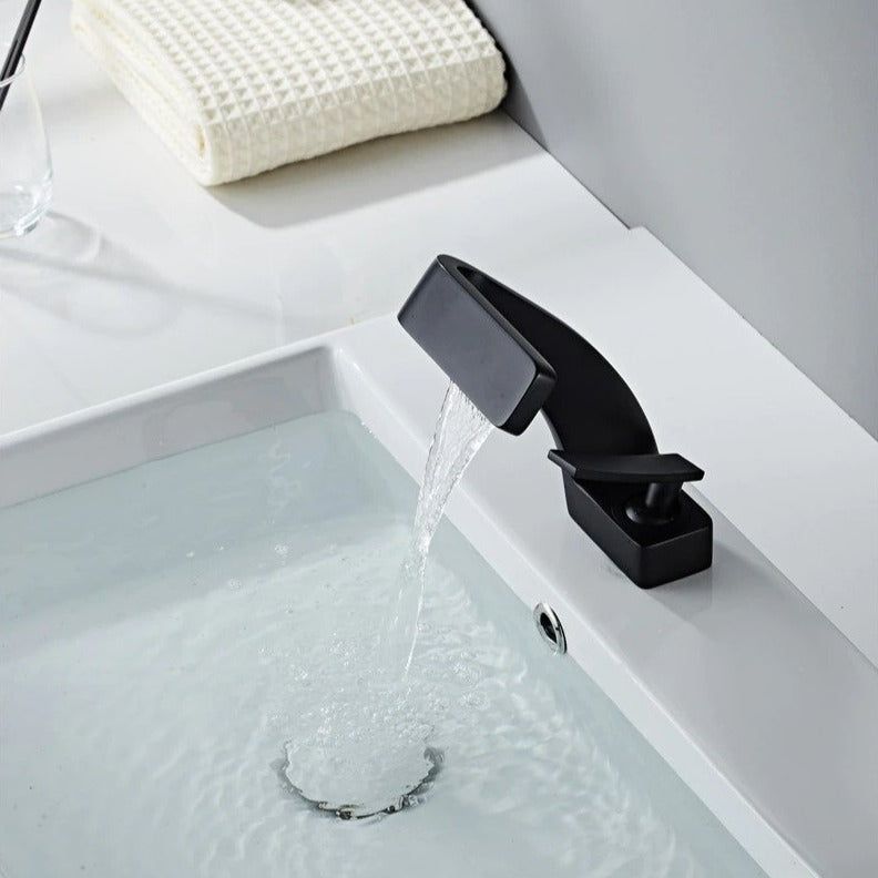 Robinet SleekFlow installé sur un évier de cuisine moderne