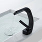 Vue rapprochée du bec du robinet, design épuré et élégant