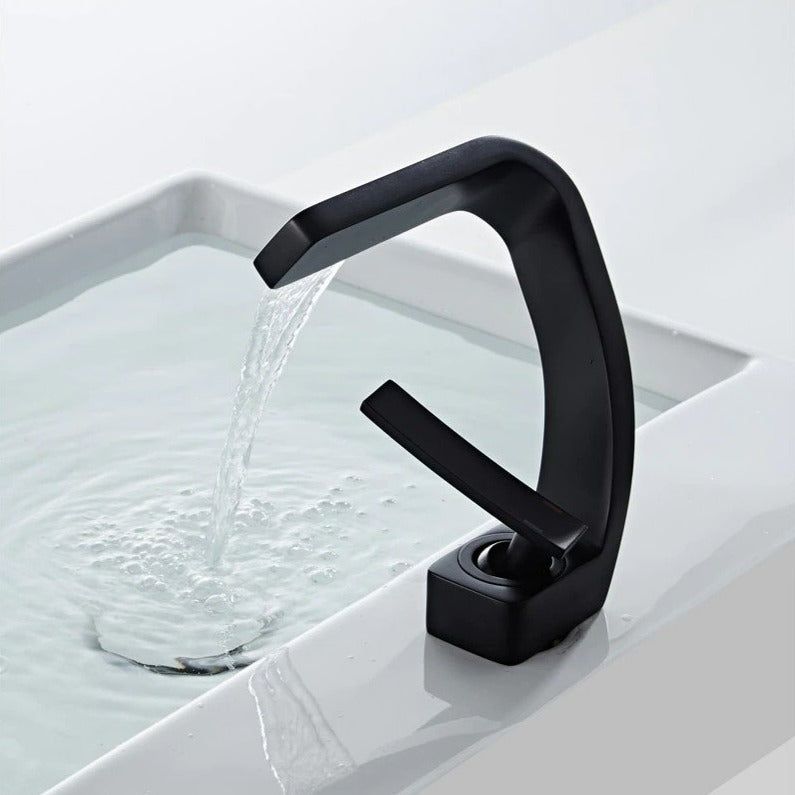 Vue rapprochée du bec du robinet, design épuré et élégant