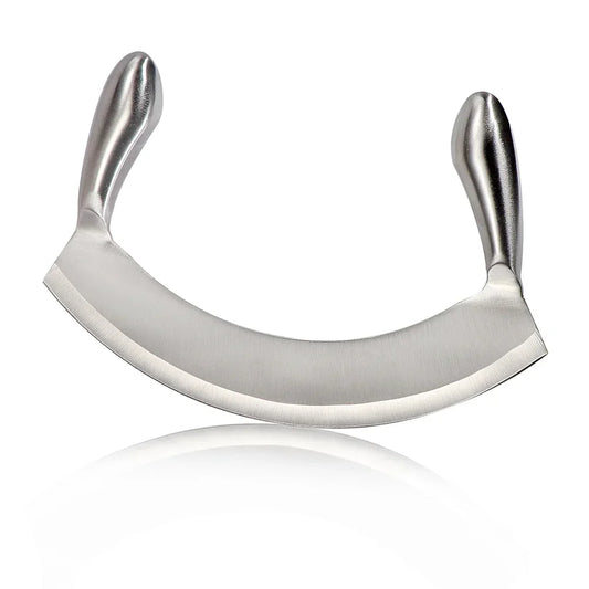 Couteau mezzaluna utilisé pour couper une pizza