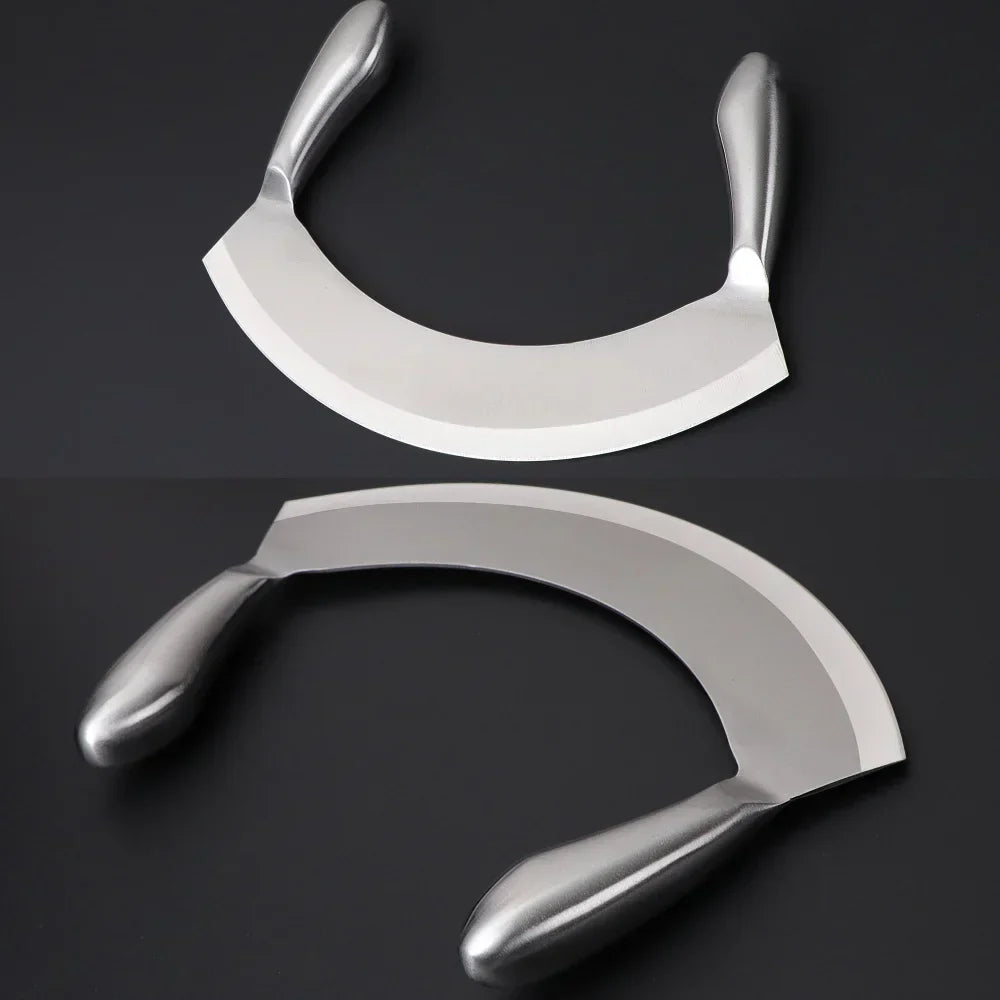 Couteau mezzaluna en acier inoxydable sur planche en bois