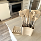 Détail d'une spatule en silicone sur une surface de cuisson