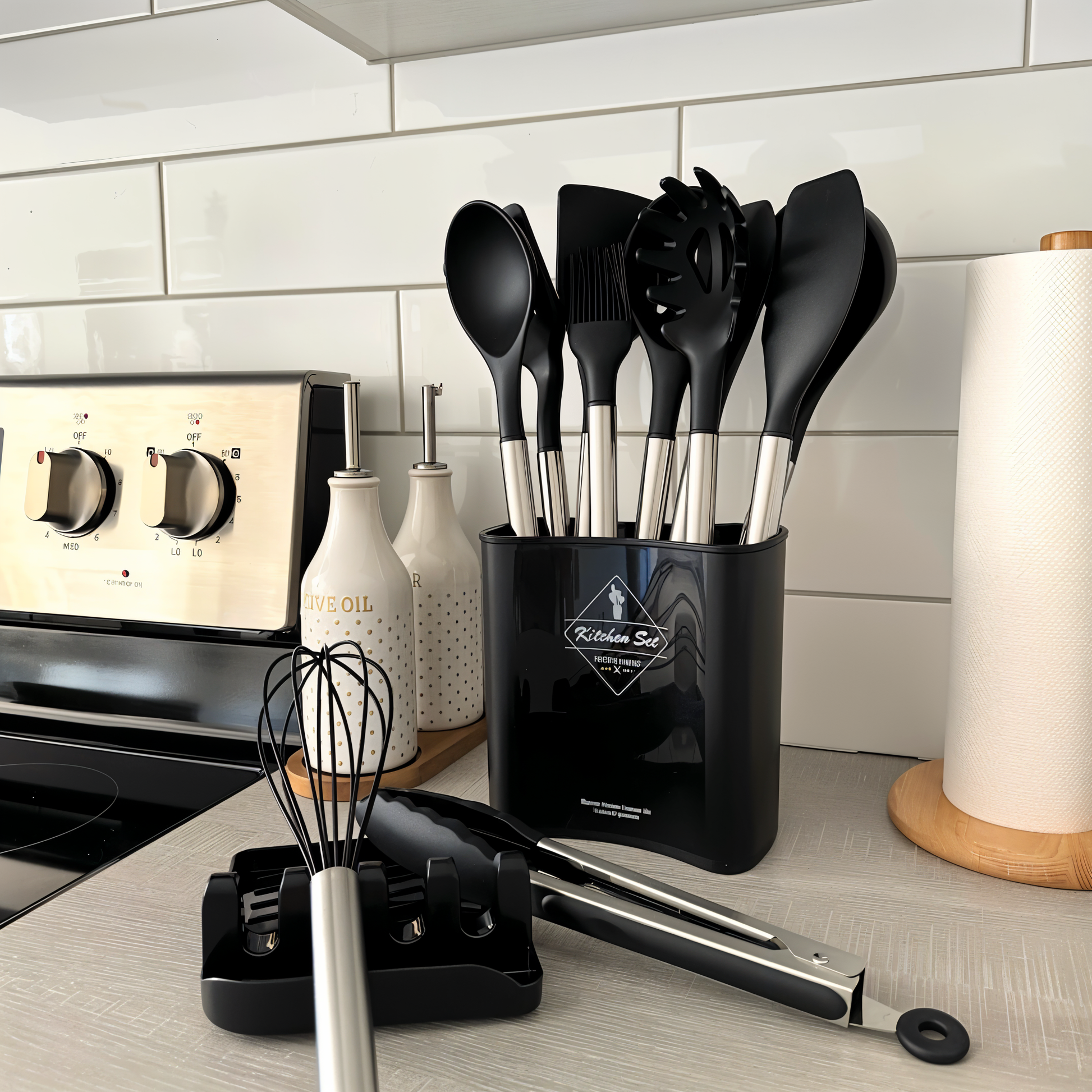 Ustensiles de cuisine en silicone disposés sur une table