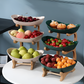 Plateau en bois avec fruits, vue de côté