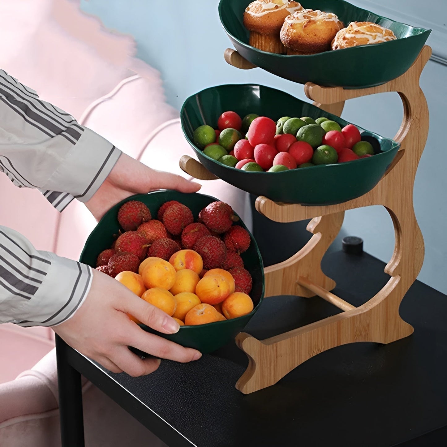 Plateau multi-niveaux en bois avec fruits colorés