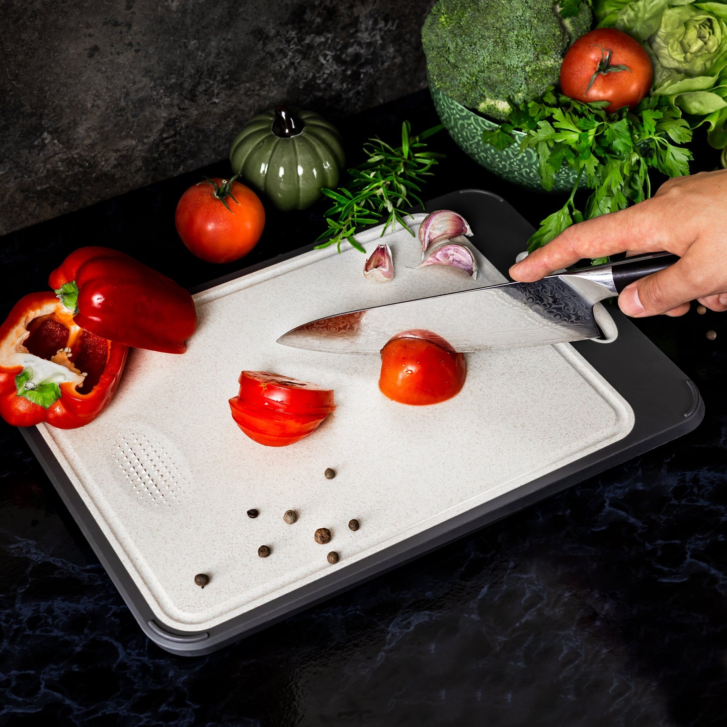 Planche à découper en inox sur une surface de cuisine