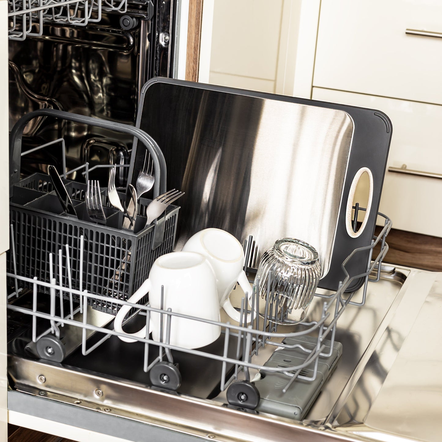 Planche en acier inoxydable avec couteau et légumes en préparation