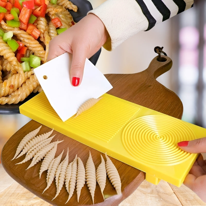 Nouilles fraîches prêtes à être cuites sur une table