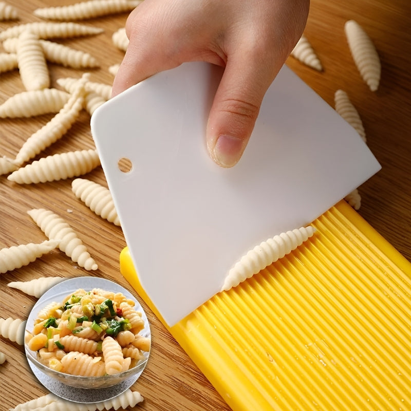 Nouilles régulières alignées sur une assiette blanche